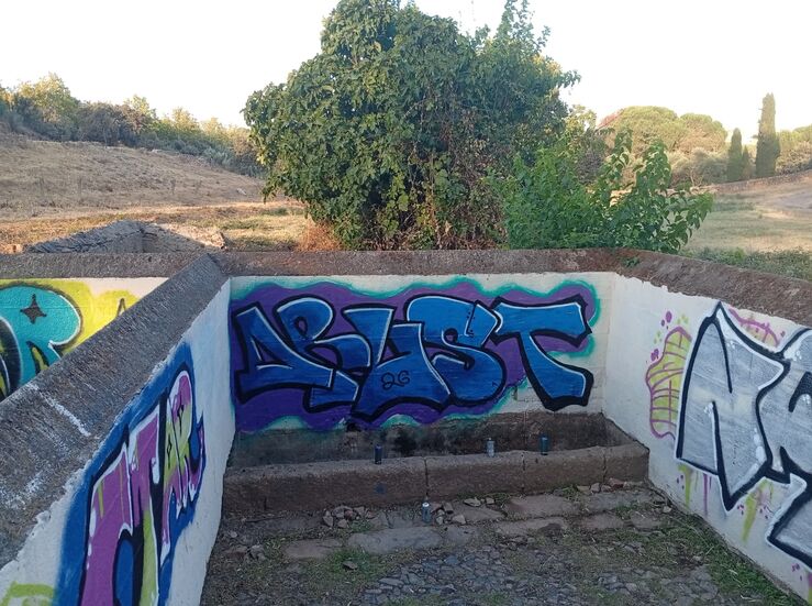 Identificado uno de los autores de pintadas aparecidas en recuperada Fuente Hinche Cceres