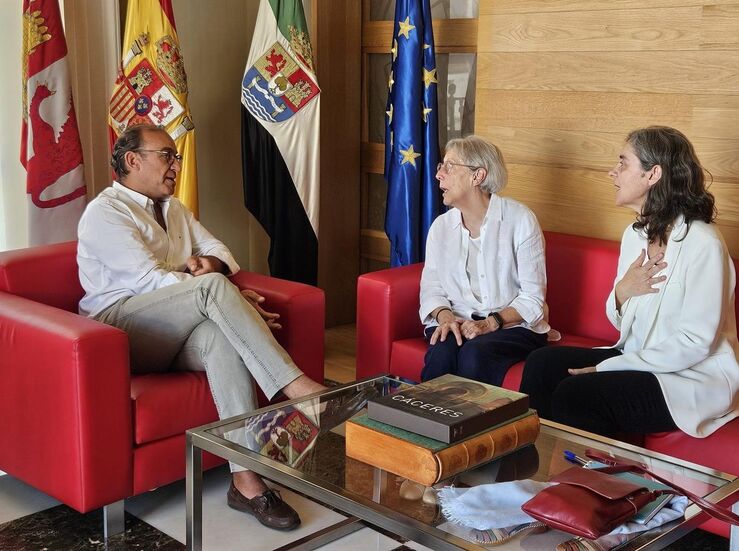 Alcalde de Cceres agradece a la congregacin de las Carmelitas su aportacin a la ciudad