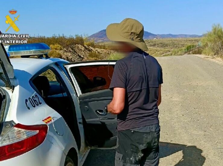 Guardia Civil auxilia a un peregrino sin agua y sntomas de un golpe de calor en Caaveral