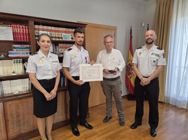 Un polica nacional recibe la medalla al Mrito de la Proteccin Civil 