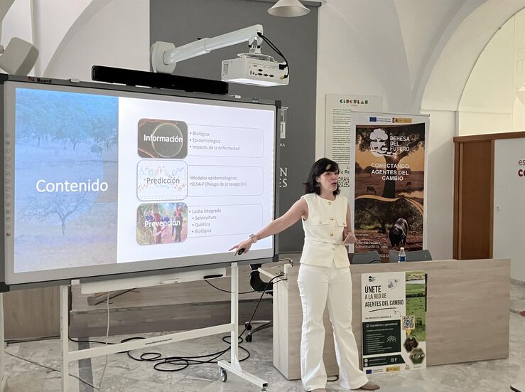 Investigadora de Cicytex presenta el desarrollo de su estudio sobre Fitftora en Sudfrica