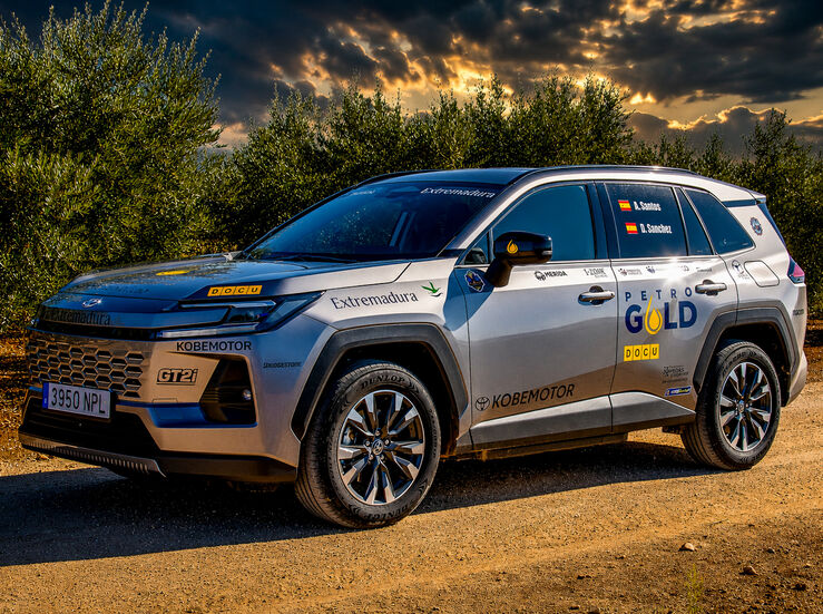 Los extfremeos ngel Santos y David Snchez estrenan Toyota RAV4 Plug en Corua