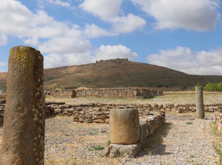 Conferencia sobre denominacin ibrica del yacimiento romano de Regina en Casas de Reina