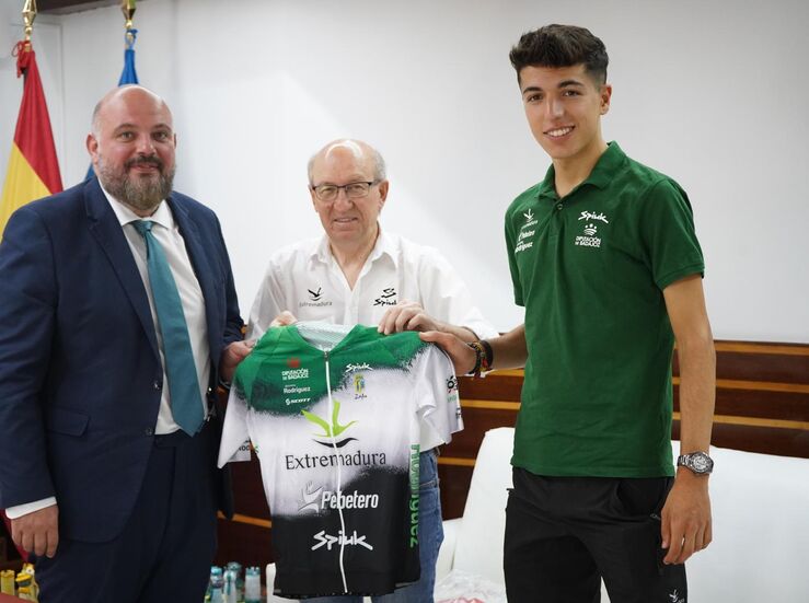 El presidente de la Asamblea se rene con el ciclista Paco Fernndez 