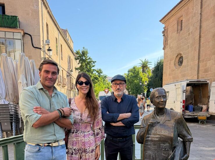 La escultura de Leoncia regresa a la Plaza de San Juan de Cceres tras ser restaurada 