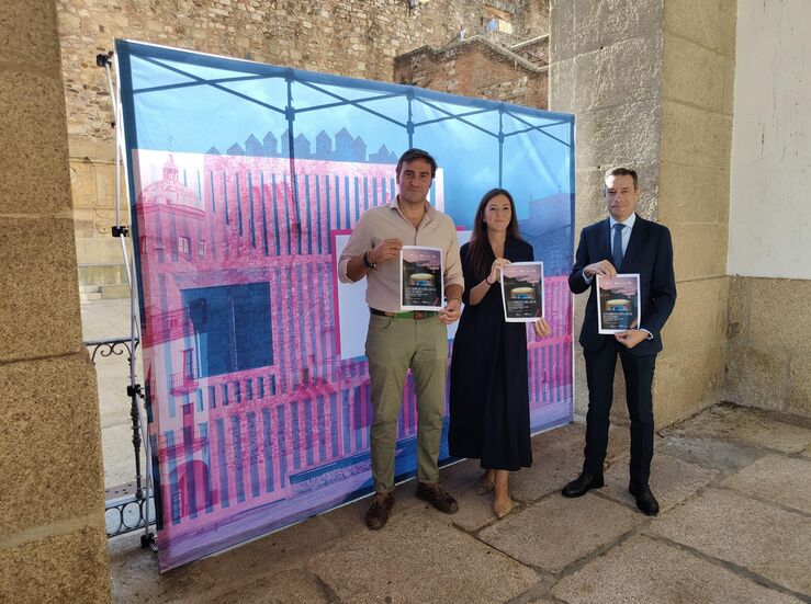 Carroza del Teatro Real desembarca en la Plaza Mayor de Cceres 