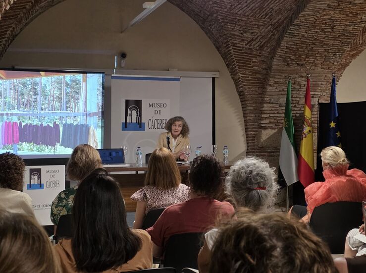Proyecto Extremadura acerca a Cceres valor de textiles y tintas naturales con Elena Goded