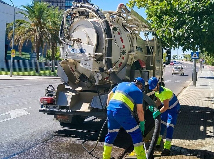 Badajoz se prepara para las lluvias con limpieza de imbornales y extraccin residuos
