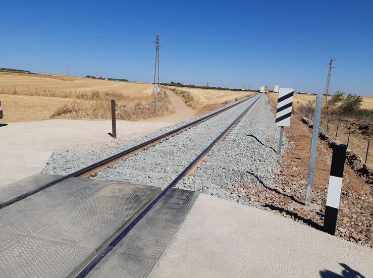 Adif adjudica la mejora de la proteccin de nueve pasos a nivel en la provincia de Badajoz