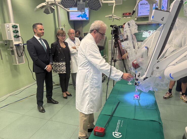 El CCMIJU de Cceres incorpora el robot quirrgico Da Vinci Xi