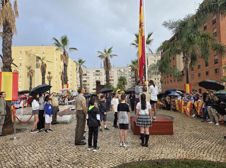 Unos 430 escolares de nueve colegios participan en Badajoz en un solemne izado de bandera