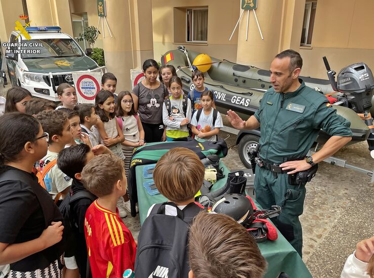 Acuartelamiento de la Guardia Civil de Badajoz abre sus puertas a escolares de 7 colegios
