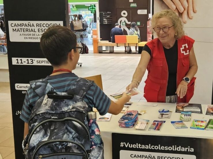 Solidaridad Carrefour entrega a Cruz Roja 9300 euros en material escolar para menores