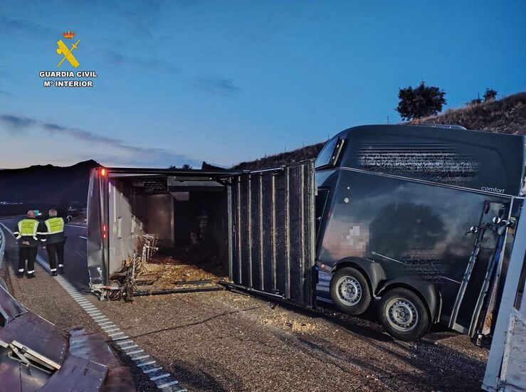La A5 a altura de Santa Cruz de la Sierra se reabre al trfico tras retirada de un camin