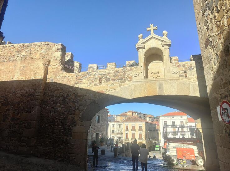Retiran la imagen de la Virgen de la Estrella de su hornacina en Cceres por el deterioro 