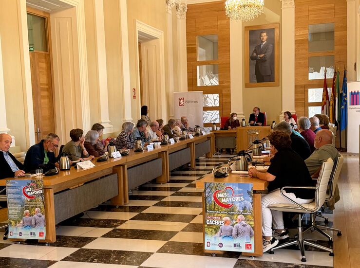 Asociaciones mayores plantean sus inquietudes y peticiones en Pleno del Mayor de Cceres