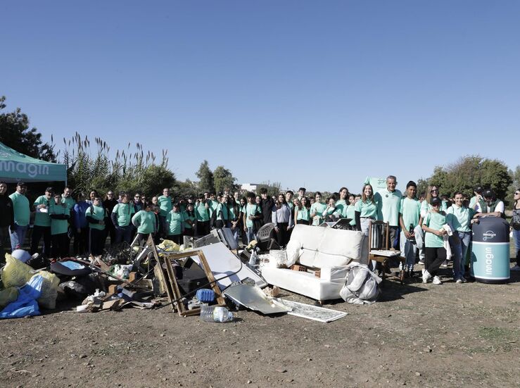 Ms de 160 personas en una accin de voluntariado ambiental en la rivera del Guadiana 