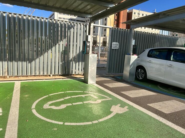 El Universitario de Badajoz crea 25 plazas aparcamiento recarga para vehculos elctricos