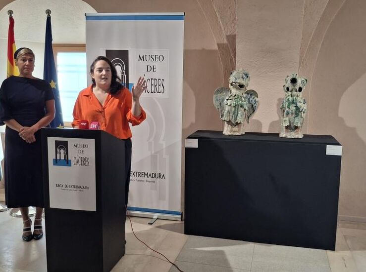 Dos grgolas de cermica vidriadas del Palacio Veletas se unen a coleccin Museo Cceres
