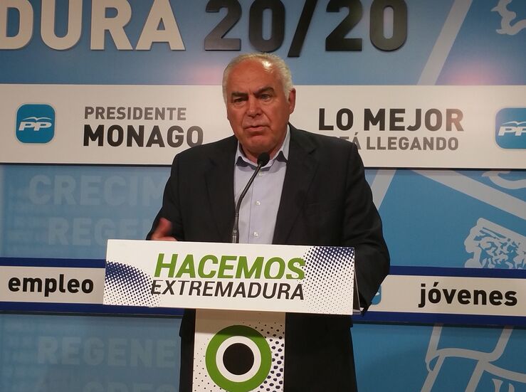 Pedro Acedo presenta un centenar de avales para aspirar a la presidencia del PP de Badajoz