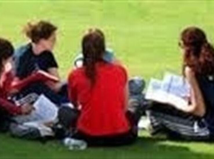 Junta y Ayuntamiento de Navalmoral firman convenio para impulsar las polticas de juventud