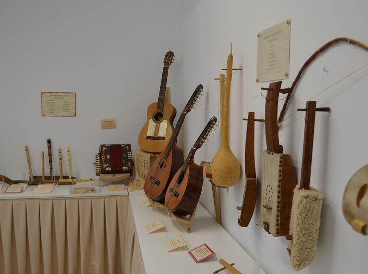 Casi un centenar de instrumentos musicales de materiales reciclados se exponen en Badajoz
