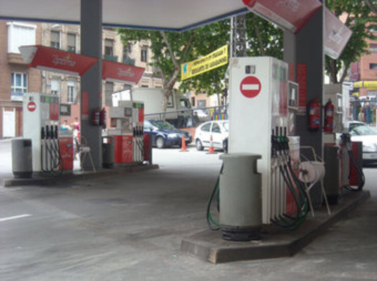 Vara confa encontrar un termino medio con el Gobierno sobre gasolineras desatendidas 