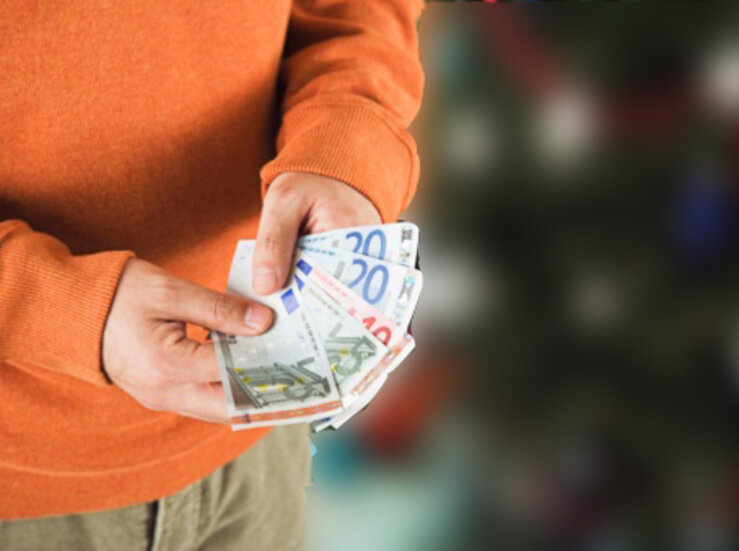 Salario anual bruto por trabajador fue de 2325440 en Extremadura en 2025 un 323 ms