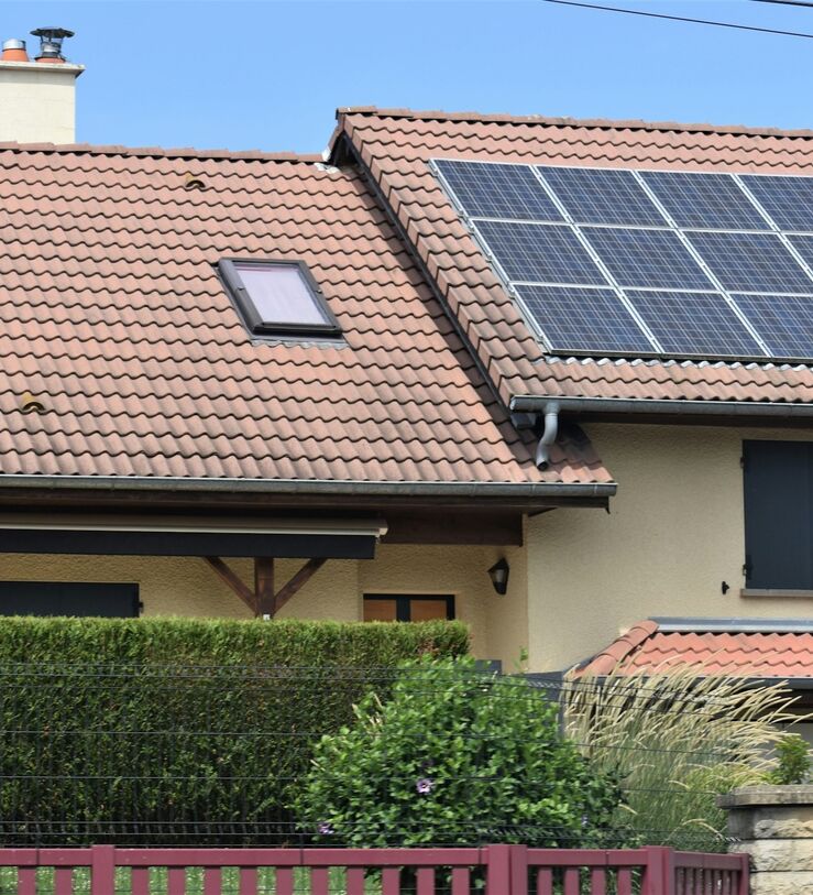 Descubre las ventajas de montar placas solares en casa