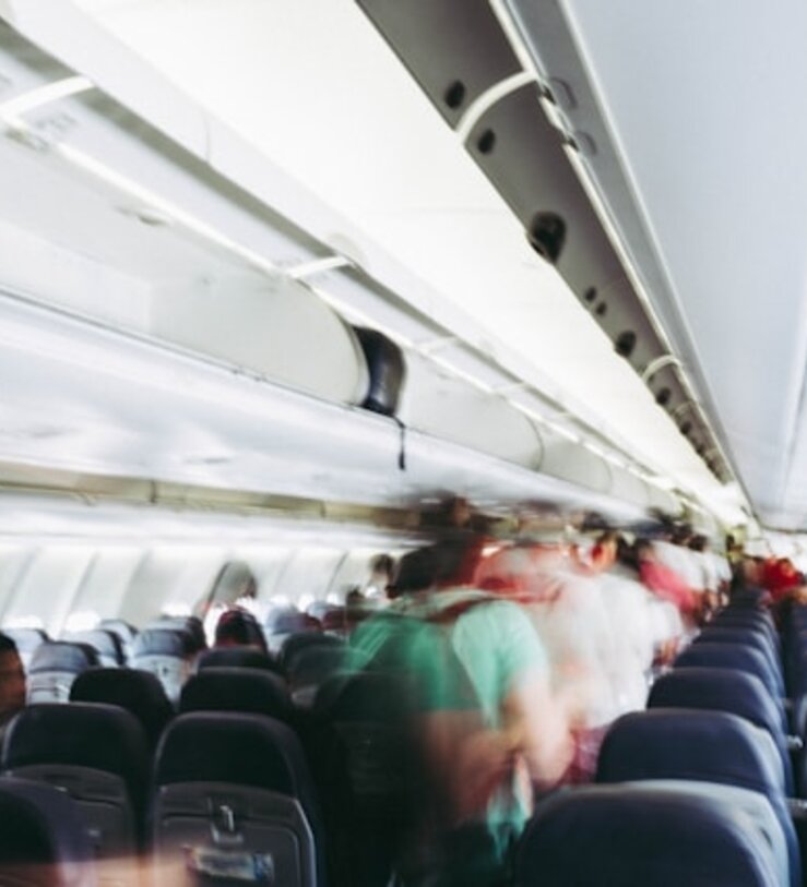Cmo ser azafata de vuelo en Barcelona requisitos formacin y salidas profesionales