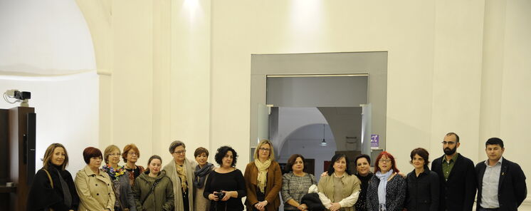 Cientos de zapatos rojos de toda Extremadura visten la Asamblea para denunciar la violencia de gnero