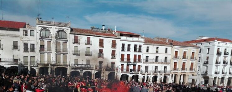 El desfile del 039Pelele039 y su quema en la Plaza Mayor dar paso al Carnaval de Cceres que pregona el mago Jorge Luengo