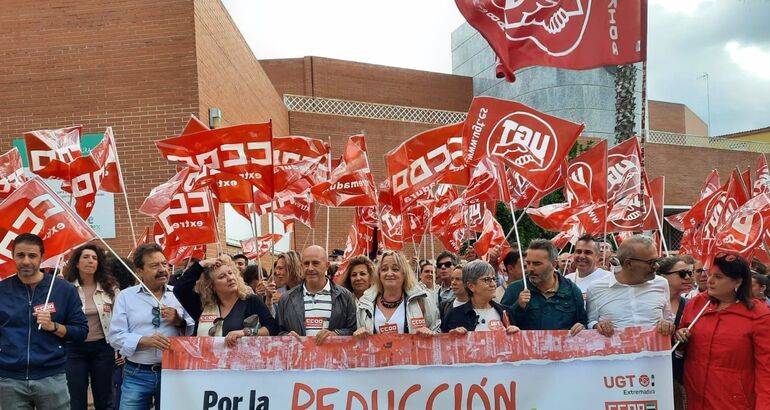 UGT y CCOO piden a la patronal que se siente a negociar la reducción de ...