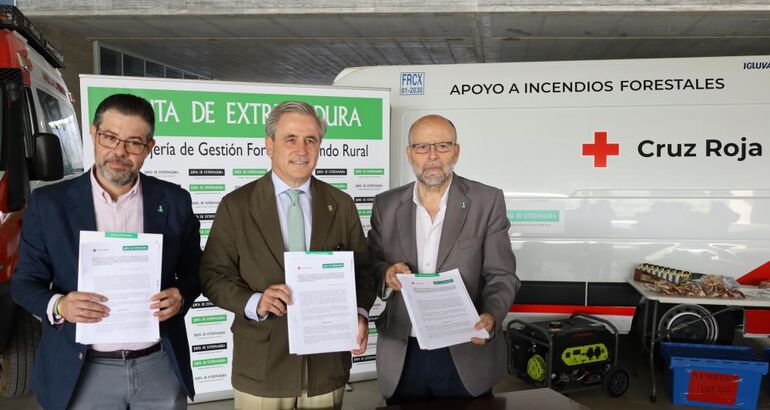 Junta y Cruz Roja firman un convenio para un dispositivo de apoyo al Infoex