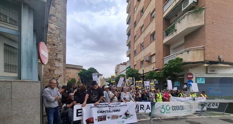 Cien personas se concentran frente a la Asamblea en defensa de la ...