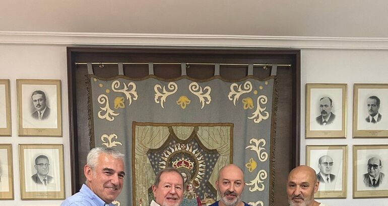 La Cofradía de la Virgen de la Montaña de Cáceres dona equipamiento sanitario y de movilidad a la Asociación ELA