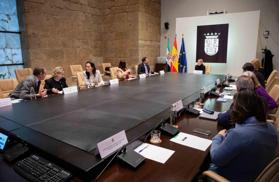 Junta autoriza tramitar un decreto para regular la carrera docente del personal de la UEx