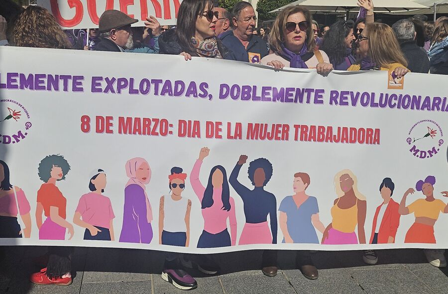 El 8M rene a cientos de mujeres y hombres en Extremadura reivindicando la igualdad real