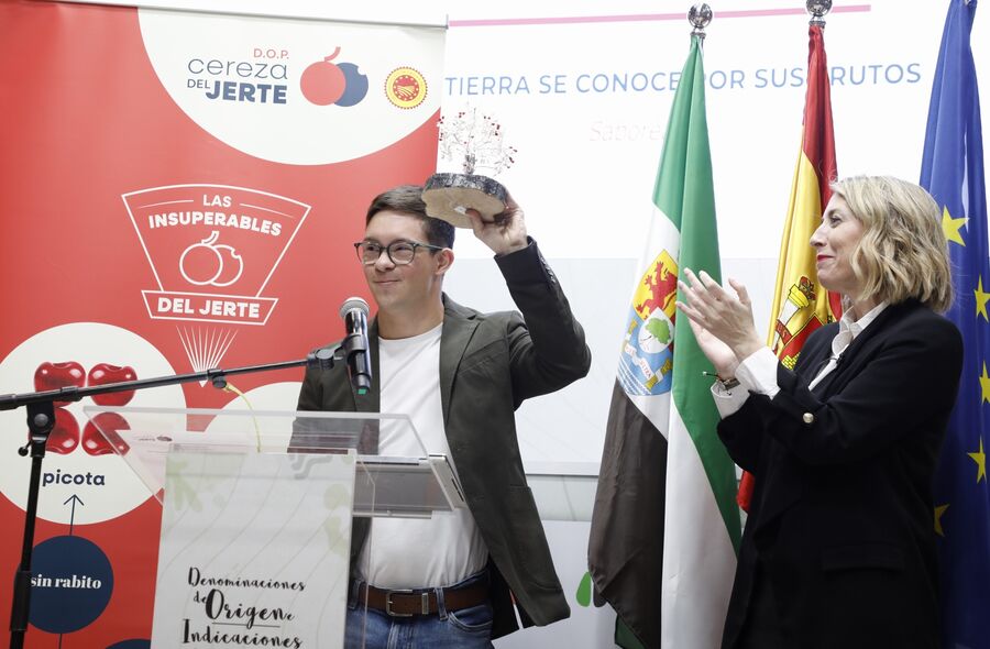 El nadador Guillermo Gracia recibe el Premio Picota 2026 de manos de Mara Guardiola