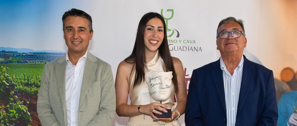 Ruta de Vino y Cava Ribera del Guadiana entrega Premio Nacional Periodismo a Miriam Moreno
