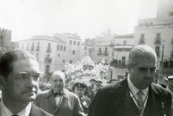 VALERIANO GUTIERREZ MACIAS ANTE LA VIRGEN DE LA MONTAÑA