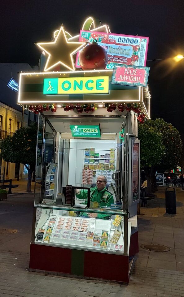 El quiosco de la ONCE en la Puerta de la Villa de Mérida felicita la ...