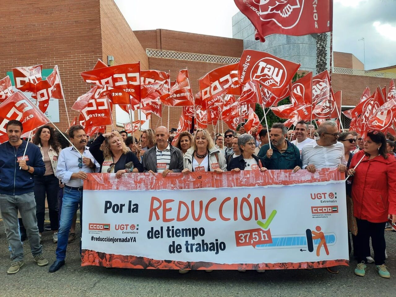UGT y CCOO piden a la patronal que se siente a negociar la reducción de ...