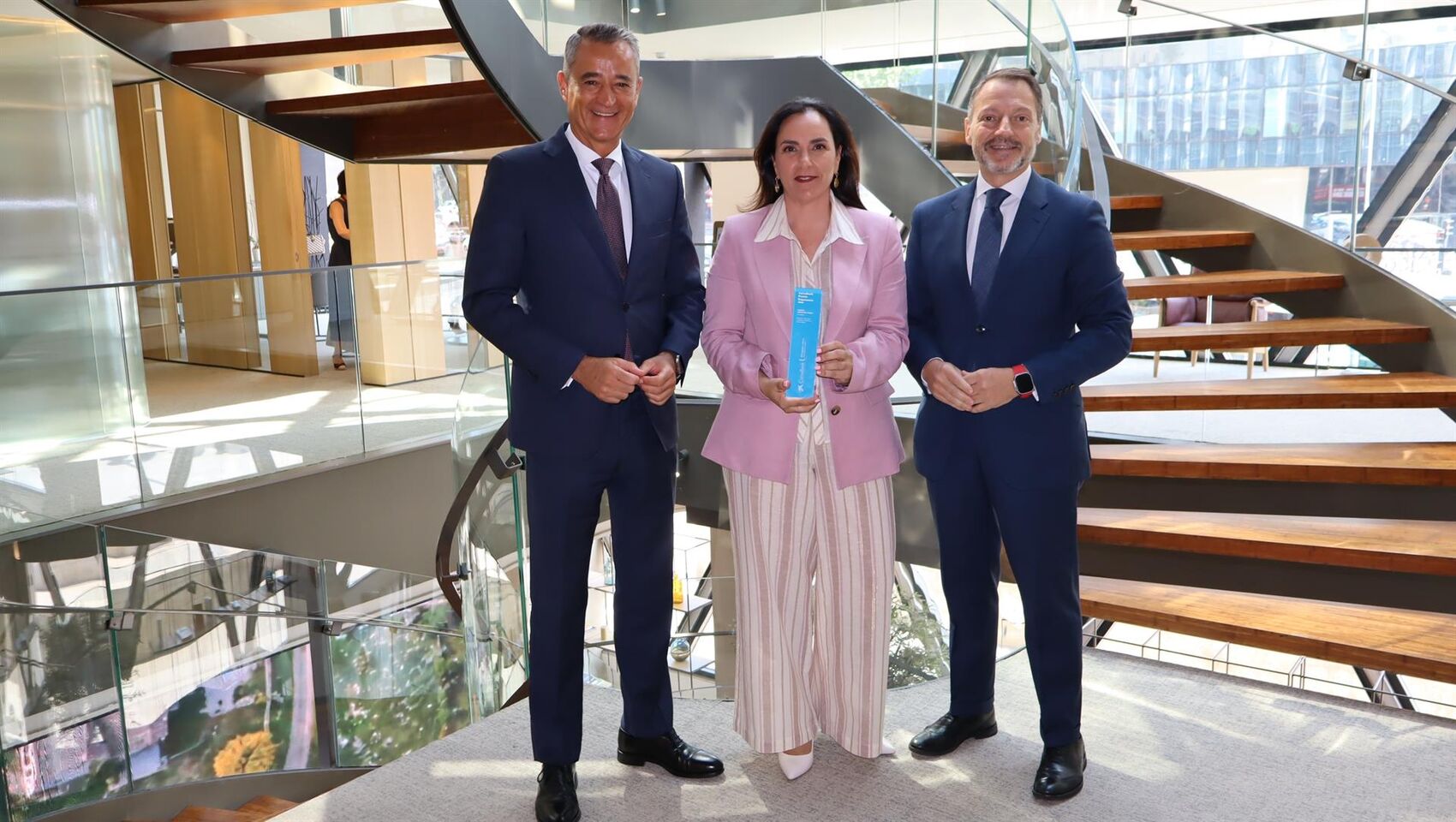 caixabank-galardona-a-carmen-labrador-de-grupo-gedauto-con-el-premio