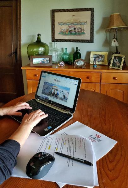 Un trabajador de la Diputación teletrabajando.