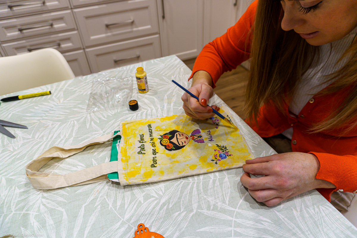 Ana pintando a Frida Kahlo en una bolsa de tela. Foto: Diego Casillas.