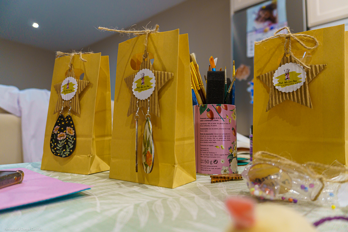 Algunos de los pendientes de madera que realiza. Foto: Diego Casillas.