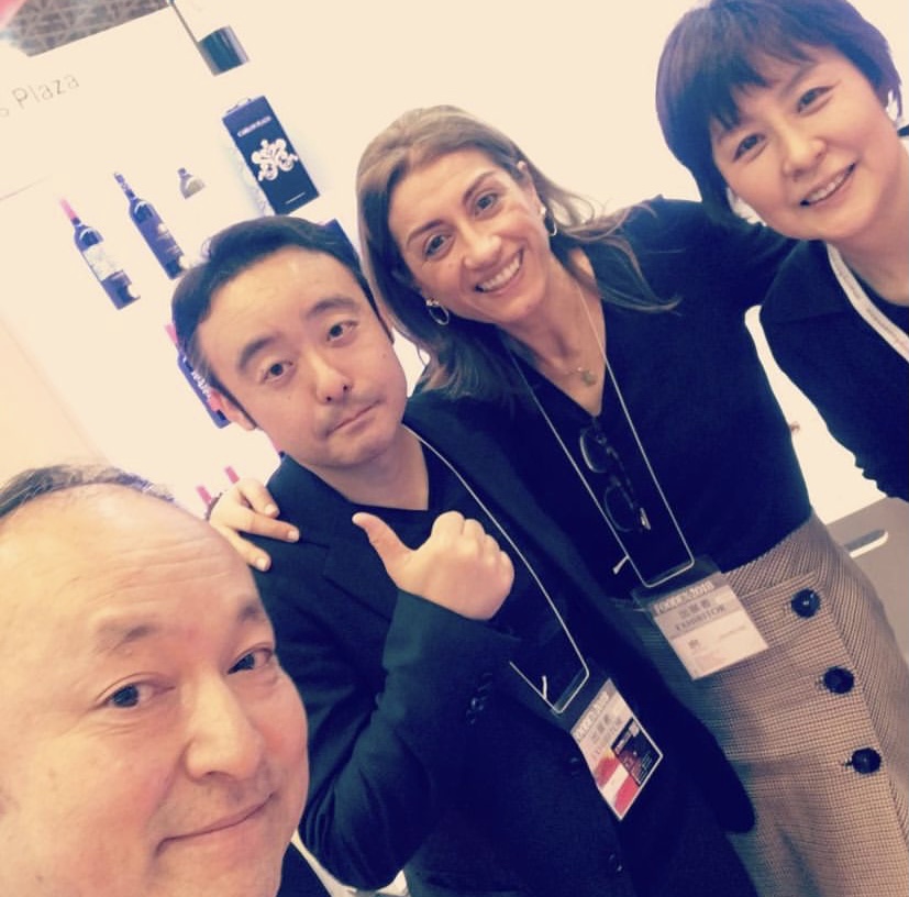 Manuela Bayón en ferias con clientes extranjeros.