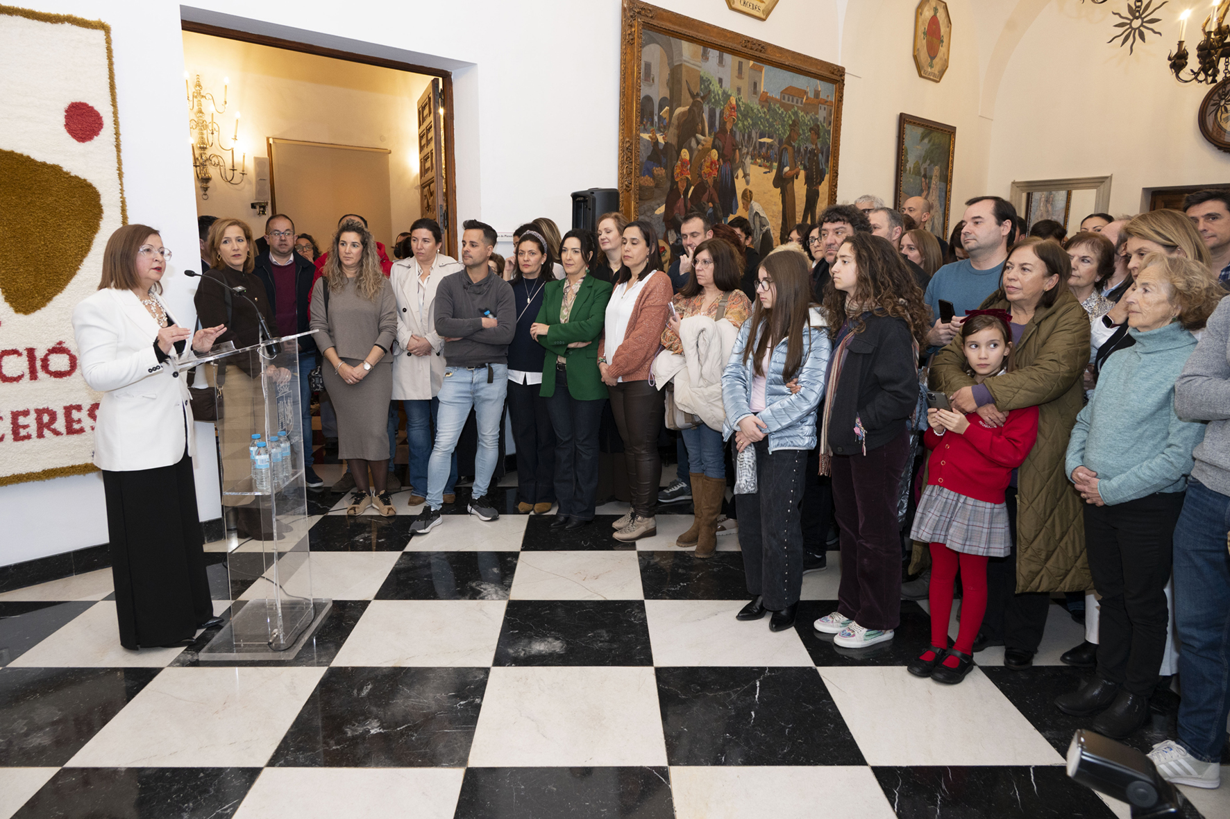 Jóvenes cacereños celebrando el 8M en la Diputación