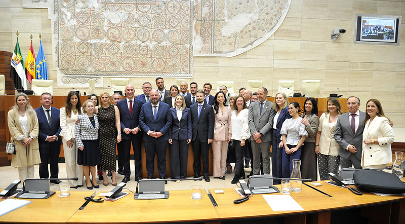María Guardiola, los miembros del gobierno en funciones y diputados del PP.